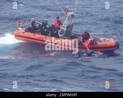 Küstenwache Cutter Pablo Valents Rettungsteam rettet Menschen im Wasser 50 Meilen vor Little Torch Key, Florida, am 19. November 2022. Die Leute trugen Rettungswesten, die ihr Leben retteten. Stockfoto