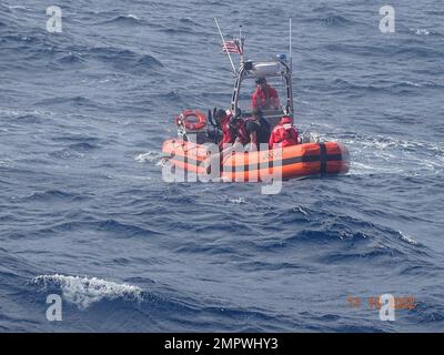 Küstenwache Cutter Pablo Valents Crew rettet eine Person im Wasser, 50 Meilen vor Little Torch Key, Florida, 19. November 2022. Die Person meldete, dass sein Schiff gekentert war und keine Sicherheitsausrüstung hatte. Stockfoto