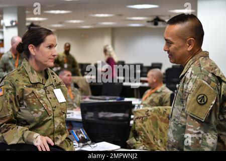 USA Reservebrücke Der Armee. Gen. Rachel Humphrey, kommandierender General des Einsatzkommandos und Oberst Fraz Castro, stellvertretender Befehlshaber des Militäreinsatzkommandos und Verteilungskommandos für Operationen, erörtern den Bedarf an Missionsunterstützung während des Senior Leader Forum des SDDC, das am 19. November 2022 im Force Flow Conference Center am Luftwaffenstützpunkt Scott, Illinois, stattfand. Stockfoto