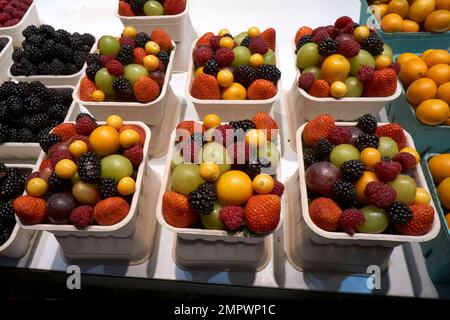 Behälter mit gemischten Beeren und Trauben zum Verkauf auf dem Granville Island Public Market, Vancouver, BC, Kanada Stockfoto