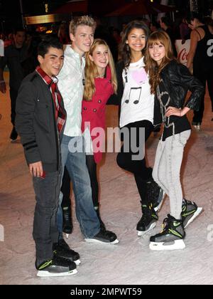 Bella Thorne und Zendaya Coleman bei Disney on Ice „Let's Celebrate“-Premiere in LA Live. Los Angeles, Kalifornien. 12/15/10. Stockfoto