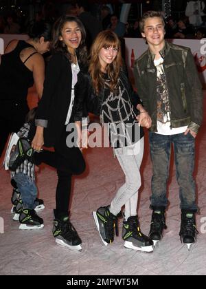 Bella Thorne und Zendaya Coleman bei Disney on Ice „Let's Celebrate“-Premiere in LA Live. Los Angeles, Kalifornien. 12/15/10. Stockfoto