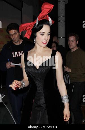 Dita von Teese, die ein schwarzes Satinkleid trug und mit einer roten Handtasche, roten hohen Absätzen und einer riesigen roten Schleifenmütze ausgestattet war, wurde gesehen, wie sie Perez Hilton's Mat Hatter Tea Party 34. Birthday Bash in den Siren Studios in Los Angeles, Kalifornien, verließ. 24. März 2012 Stockfoto