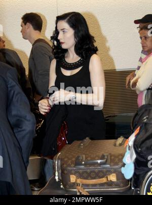 EXKLUSIV!! Die Burlesque-Königin Dita von Teese trifft nach ihrem langen Flug am Miami International Airport ein und sieht so schön aus wie eh und je. Von Teese besucht Miami für Art Basel 2009. Miami, Florida 12/3/09. Stockfoto