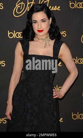 DITA von Teese unterzeichnet Kopien ihres neuen Buches "Your Beauty Mark" bei Bloomingdale's in New York City, New York. 2. Dezember 2015. Stockfoto