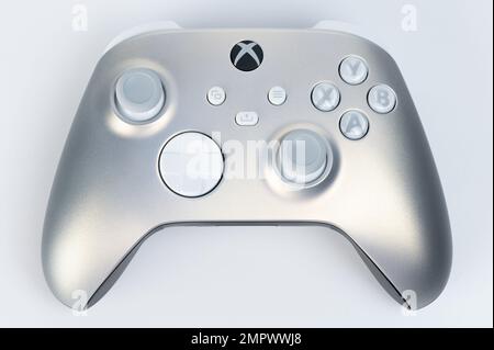 New york, USA - 28. Dezember 2022: Vorderansicht des Controllers der Xbox-Serie x in moderner Glitzerfarbe isoliert im Studiohintergrund Stockfoto