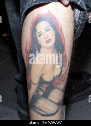 DITA von Teese unterzeichnet Kopien ihres neuen Buches "Dita: Stripteese" bei Books and Books. Während der Veranstaltung begrüßte sie die Fans und bewunderte ein Tattoo von ihr auf dem Bein eines Fans, machte ein Foto davon und nahm einen Kuss von ihm an. Miami Beach, Florida 12/4/09. Stockfoto