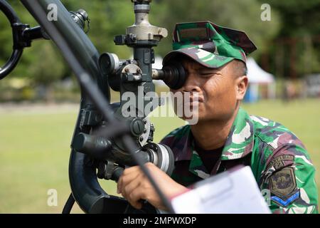 Ein indonesischer Marine mit 7. Infanterie-Bataillon, 4. Marinebrigade, blickt während der Keris Marine Exercise (MAREX) 23 auf der Basis des 7. Infanteriebataillons, Lampung, Indonesien, 19. November 2022 durch den Anblick eines Raketensystems mit mehreren Raketen. Keris MAREX ist eine bilaterale Übung, die vom indonesischen nationalen Militär zwischen der Korps Marinir Republik Indonesien und den USA ausgerichtet wird Das Marinekorps konzentrierte sich auf die Förderung der militärischen Interoperabilität, die Sensibilisierung für den maritimen Bereich, die Stärkung der Beziehungen und den Ausbau der Fähigkeiten der beteiligten Streitkräfte. Die Marine Rotational Force Südostasien ist ein operatives Modell Stockfoto