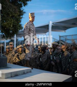 USA Marines mit Delta Company, 1. Rekrutierungs-Bataillon, erhalten ihre Adler, Globe und Anchor auf Marine Corps Recruit Depot Parris Island, S.C., 19. November 2022. Rekruten, die ihre EGA erhalten, werden zu einem US-amerikanischen Unternehmen Marine. Stockfoto