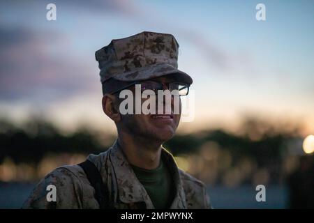 USA Marines mit Delta Company, 1. Rekrutierungs-Bataillon, erhalten ihre Adler, Globe und Anchor auf Marine Corps Recruit Depot Parris Island, S.C., 19. November 2022. Rekruten, die ihre EGA erhalten, werden zu einem US-amerikanischen Unternehmen Marine. Stockfoto