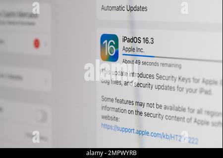 New york, USA - 23. Januar 2022: Installation des neuen iPadOs Prozesshintergrunds für Nahaufnahmen Stockfoto