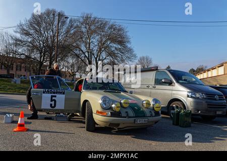 CREST, FRANKREICH, 28. Januar 2023 : Historische Monte-Carlo-Rallye Mechanische Hilfe. In dieser 25.-Edition sind 280 Teams mit vielen Marken des alten raci vertreten Stockfoto