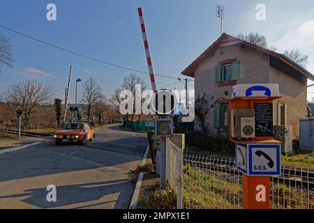 CREST, FRANKREICH, 28. Januar 2023 : die historische Monte-Carlo-Rallye fährt auf den Straßen Südfrankreichs. In dieser 25. Edition sind 280 Teams mit vielen BHs vertreten Stockfoto