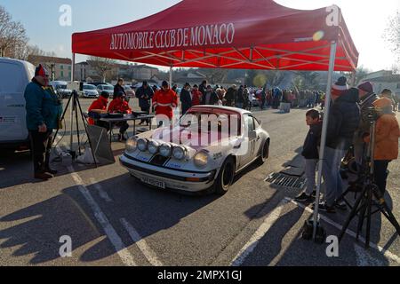 CREST, FRANKREICH, 28. Januar 2023 : historischer Monte-Carlo Rally Checkpoint in der Region Drome. In dieser 25. Edition sind 280 Teams mit vielen B-Teams vertreten Stockfoto