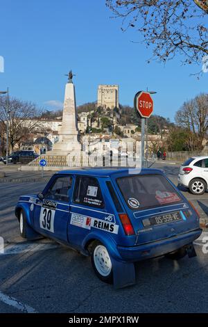 CREST, FRANKREICH, 28. Januar 2023 : die historische Monte-Carlo-Rallye fährt auf den Straßen Südfrankreichs. In dieser 25. Edition sind 280 Teams mit vielen BHs vertreten Stockfoto