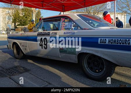 CREST, FRANKREICH, 28. Januar 2023 : historischer Monte-Carlo Rally Checkpoint in der Region Drome. In dieser 25. Edition sind 280 Teams mit vielen B-Teams vertreten Stockfoto