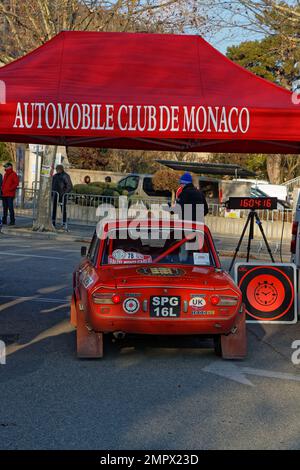 CREST, FRANKREICH, 28. Januar 2023 : historischer Monte-Carlo Rally Checkpoint in der Region Drome. In dieser 25. Edition sind 280 Teams mit vielen B-Teams vertreten Stockfoto