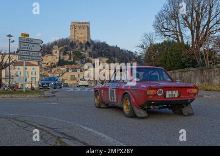 CREST, FRANKREICH, 28. Januar 2023 : die historische Monte-Carlo-Rallye fährt auf den Straßen Südfrankreichs. In dieser 25. Edition sind 280 Teams mit vielen BHs vertreten Stockfoto