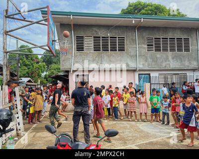 Beamte der philippinischen Stadt, Militärangehörige der Streitkräfte der Philippinen, der philippinischen Nationalpolizei, der philippinischen Küstenwache und der US-Streitkräfte Special Operations Task Force 511,2 beteiligt sich am 20. November 2022 an einer Überschwemmungsaufräumung in Barangay Tumaga in Zamboanga, Philippinen. Mitarbeiter mehrerer Organisationen unterstützten die Hochwasserreinigung, indem sie Waisenwagen, Wasser und Mittagessen für Kinder in der Gemeinde bereitstellten. Unsere kontinuierlichen persönlichen Interaktionen mit Verbündeten und Partnern bilden die Grundlage unserer bilateralen Beziehungen und schaffen Vertrauen in die Region, die wir uns zu eigen machen Stockfoto