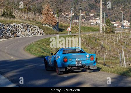 SAILLANS, FRANKREICH, 30. Januar 2023 : die historische Monte-Carlo-Rallye fährt auf den Straßen Südfrankreichs. In dieser 25.-Edition sind 280 Teams mit vielen vertreten Stockfoto