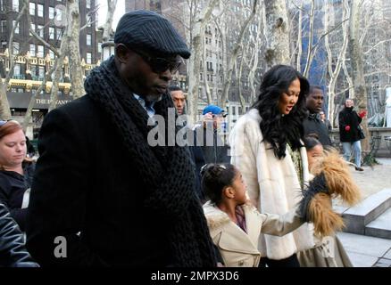 Djimon Hounsou, Kimora Lee Simmons und Kimoras Töchter Ming Lee und Aoki Lee kommen zur Barbie 50. Anniversary Fashion Show während der Mercedes Benz Fashion Week in New York, New York, 2. 14. 09. Stockfoto