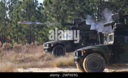 Fallschirmjäger, die dem 2. Bataillon, 325. Airborne Infantry Regiment, 2. Brigade Combat Team, 82. Airborne Division, zugewiesen wurden, führten am 21. November 2022 einen T.O.W. Raketenbereich in Fort Bragg, North Carolina, durch. 2. Brigade Combat Team, 82. Luftlandedivision, Falcon Brigade, los geht, Fallschirmjäger, US Army, Stockfoto
