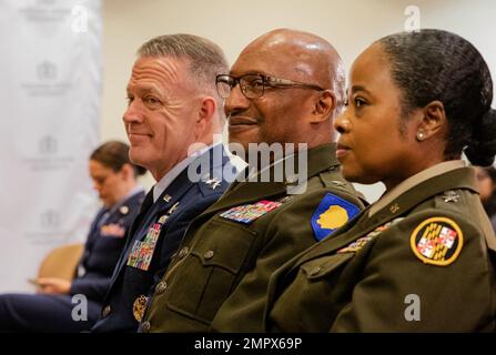 Armeebrig. Generalleutnant Janeen Birckhead, Befehlshaber der Nationalgarde der Maryland Army, Army Brig. Gen. Rodney Boyd, stellvertretender Generaladjutant und Befehlshaber der Illinois Army National Guard, und Generalmajor der Luftwaffe Gen. Rich Neely, Adjutant General of Illinois und der Befehlshaber der Illinois National Guard, besuchten die Chicago State University am 21. November. Während ihres Besuchs auf dem Campus hatten sie Gelegenheit, mit Studenten über die Bildungsvorteile einer Tätigkeit in der Nationalgarde zu sprechen. Stockfoto