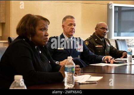 Zaldwaynaka (‚Z‘) Scott, Esq., Präsident der Chicago State University, sitzt neben Air Force Major General Rich Neely, Adjutant General of Illinois, dem Befehlshaber der Illinois National Guard und Army Brig. General Rodney Boyd, Assistant Adjutant General und Commander der Illinois Army National Guard am 21. November während eines Treffens an der Chicago State University. Während des Besuchs des Campus hatte die Führung die Gelegenheit, mit den Studenten über die Bildungsvorteile einer Tätigkeit in der Nationalgarde zu sprechen. Stockfoto