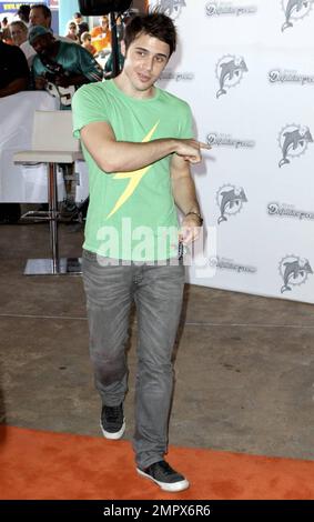 Kris Allen, Gewinner des „American Idol“, begibt sich auf dem orangefarbenen Teppich, während er zum Fußballspiel Miami Dolphins gegen die New Orleans Saints im Landshark Stadium in Miami, FL, ankommt. 10/25/09. Stockfoto