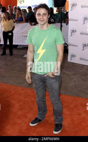 Kris Allen, Gewinner des „American Idol“, begibt sich auf dem orangefarbenen Teppich, während er zum Fußballspiel Miami Dolphins gegen die New Orleans Saints im Landshark Stadium in Miami, FL, ankommt. 10/25/09. Stockfoto