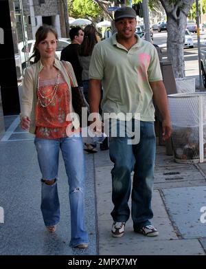 Donald Faison, der Chris Turk in der TV-Serie „Scrubs“ spielt, spaziert den Robertson Blvd in Los Angeles, Kalifornien, mit Frau Lisa Askey entlang. 06/18/05 Stockfoto