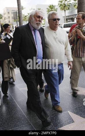 Dem Schauspieler Donald Sutherland gehören Familie und Freunde, darunter auch der Schauspieler Colin Farrell, bei einer Zeremonie an, bei der ihm sein Star auf dem Hollywood Walk of Fame präsentiert wird. Hollywood, Kalifornien. 1/26/11. Stockfoto