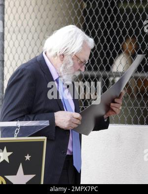 Dem Schauspieler Donald Sutherland gehören Familie und Freunde, darunter auch der Schauspieler Colin Farrell, bei einer Zeremonie an, bei der ihm sein Star auf dem Hollywood Walk of Fame präsentiert wird. Hollywood, Kalifornien. 1/26/11. Stockfoto