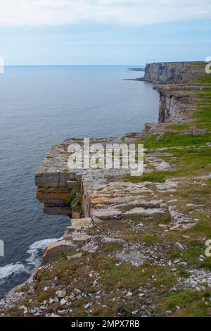 Irische Meeresklippen. Die Klippen im Inishmore Aran Islands County Galway Irland vom antiken Fort Dun Aengus Inis Mor aus gesehen Stockfoto