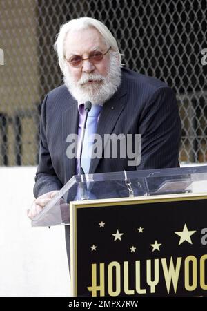 Dem Schauspieler Donald Sutherland gehören Familie und Freunde, darunter auch der Schauspieler Colin Farrell, bei einer Zeremonie an, bei der ihm sein Star auf dem Hollywood Walk of Fame präsentiert wird. Hollywood, Kalifornien. 1/26/11. Stockfoto