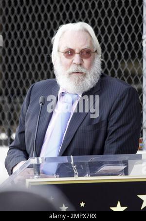 Dem Schauspieler Donald Sutherland gehören Familie und Freunde, darunter auch der Schauspieler Colin Farrell, bei einer Zeremonie an, bei der ihm sein Star auf dem Hollywood Walk of Fame präsentiert wird. Hollywood, Kalifornien. 1/26/11. Stockfoto