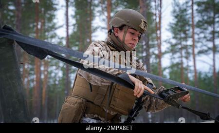 USA Marine Corps Sgt. Andrea Blaine, ein Kraftfahrzeugbetreiber des Combat Logistics Battalion 6 (CLB-6), stellt während eines simulierten Konvoi-Angriffs in Syndalen, Finnland, am 22. November 2022 einen Ratschengurt ein. Task Force Red Cloud mit Hauptsitz von Elementen des CLB-6, Wird in Finnland eingesetzt, um die Übungen SYD 2022 und Freezing Winds 2022 zu unterstützen, um die gegenseitige Abhängigkeit der USA und Finnlands im maritimen Bereich zu verstärken, bilaterale maritime Manöver innerhalb der finnischen Küstenregion zu festigen und enge Beziehungen zwischen den USA zu fördern Marinekorps und finnische Einheiten zur Aufrechterhaltung der Streitkräfte. Stockfoto