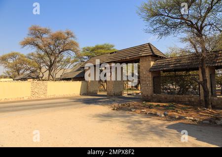 Etosha-Nationalpark, 06. Oktober 2018: Eintritt Zum Okaukuejo Camping Area. Das berühmte Wasserloch Okaukuejo Rest Camp. Stockfoto