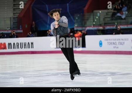 Shoma Uno (JPN) tritt während des Senior Men - Free Skating des ISU Grand Prix of Figure Skating Final Turin in Palavela auf. Stockfoto