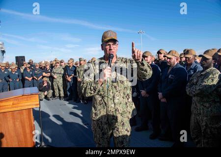 SAN DIEGO (22. November 2022) – Rear ADM. James Kirk, Commander, Expeditionary Strike Group (ESG) 3 und ein Einheimischer aus Hershey, Pennsylvania, spricht während eines Telefongesprächs im Cockpit an die Besatzung des Amphibienschiffs USS Boxer (LHD 4). Boxer ist ein amphibisches Sturmschiff der Wasp-Klasse, das in San Diego Homeportiert ist und Teil von ESG 3 ist. Stockfoto