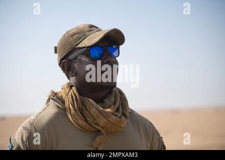 USA Air Force Senior Airman Dayton Johnson, Mitglied des Teams für die Entsorgung von Sprengstoffen im Waffenlager, hört während einer gemeinsamen Schulung mit der EOD der Kuwait Army am Udari Range, Kuwait, 22. November 2022 Anweisungen. Air Force EOD trat den USA bei Von der Armee geleitete Schulungen, um Inputs zu geben und bei allen Fragen zu helfen, die von den kuwaitischen EOD-Mitgliedern kommen. Stockfoto