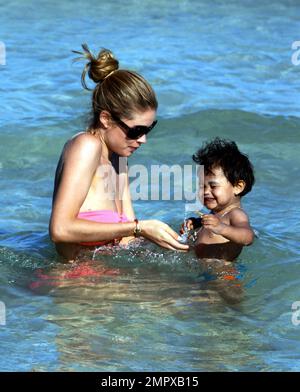 Das Supermodel Doutzen Kroes zeigt ihre erstaunliche Figur in einem pinken Bikini, während sie mit dem 17 Monate alten Sohn Joy Gorre etwas Zeit am Strand verbringt. Die beiden schwammen und spielten im Sand. Miami Beach, Florida 18. Juni 2012 . Stockfoto