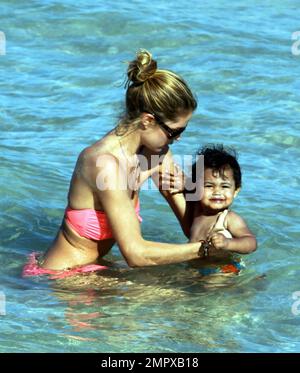 Das Supermodel Doutzen Kroes zeigt ihre erstaunliche Figur in einem pinken Bikini, während sie mit dem 17 Monate alten Sohn Joy Gorre etwas Zeit am Strand verbringt. Die beiden schwammen und spielten im Sand. Miami Beach, Florida 18. Juni 2012 . Stockfoto