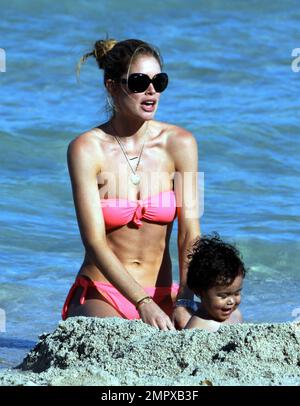 Das Supermodel Doutzen Kroes zeigt ihre erstaunliche Figur in einem pinken Bikini, während sie mit dem 17 Monate alten Sohn Joy Gorre etwas Zeit am Strand verbringt. Die beiden schwammen und spielten im Sand. Miami Beach, Florida 18. Juni 2012 . Stockfoto