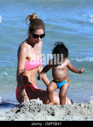 Das Supermodel Doutzen Kroes zeigt ihre erstaunliche Figur in einem pinken Bikini, während sie mit dem 17 Monate alten Sohn Joy Gorre etwas Zeit am Strand verbringt. Die beiden schwammen und spielten im Sand. Miami Beach, Florida 18. Juni 2012 . Stockfoto