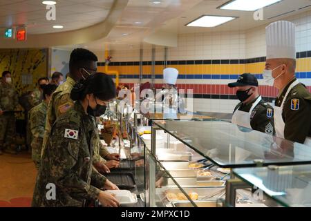 65. Medical Brigade Commander, Oberst Lee A. Burnetts serviert einem Soldaten Thanksgiving-Essen im BDAACH Cafe. Stockfoto