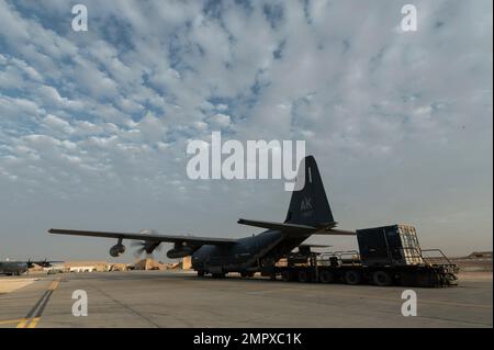 USA Air Force-Crew-Mitglieder, die der 26. Expeditionstruppe zugeteilt sind, entladen einen Motor mit laufendem Motor von einem HC-130J-Kampfflugzeug King II innerhalb der USA Zuständigkeitsbereich des Zentralkommandos, 22. November 2022. Die HC-130J ist eine schnell ausfahrbare, multifunktionale Flugzelle, die Kampfsuche und -Rettung, Luftbetankung und Kampfflugzeugmissionen innerhalb des CENTCOM AOR durchführt. Stockfoto