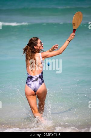 Doutzen Kroes wird gesehen, wie er mit seinem Ehemann Sunnery James am Meer Paddelball spielt. Zu ihnen kam ein Freund und Regisseur Michael Bay. Das 30 Jahre alte Modell sah in einem einteiligen Badeanzug mit Tigermotiv fantastisch aus. Miami Beach, Florida 30. März 2015. Stockfoto