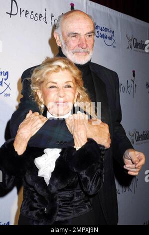 Sir Sean und Lady Connery veranstalten die 6. Jährlich stattfindende Modenschau „Dress to Kilt“ in New York, New York, 3./30./09. Stockfoto