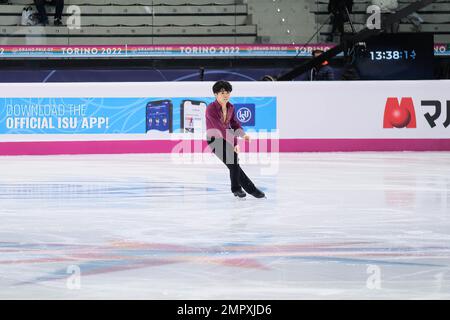 Turin, Italien. 10. Dezember 2022. Shun Sato (JPN) tritt während des Senior Men - Free Skating des ISU Grand Prix des Eiskunstlauf-Finales Turin in Palavela auf. (Foto: Davide Di Lalla/SOPA Images/Sipa USA) Guthaben: SIPA USA/Alamy Live News Stockfoto